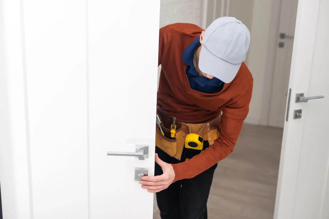 Serrurier en intervention sur une porte d'appartement à Chevilly-Larue (94550)